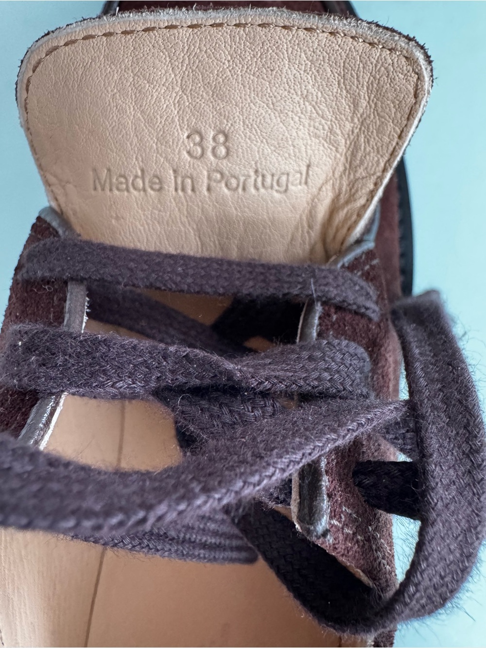 A.P.C.
GAELLE SHOES
Dark chestnut brown desert ankle shoes in suede split. - Picture 6 of 11